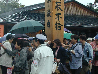回向柱を参拝する人々